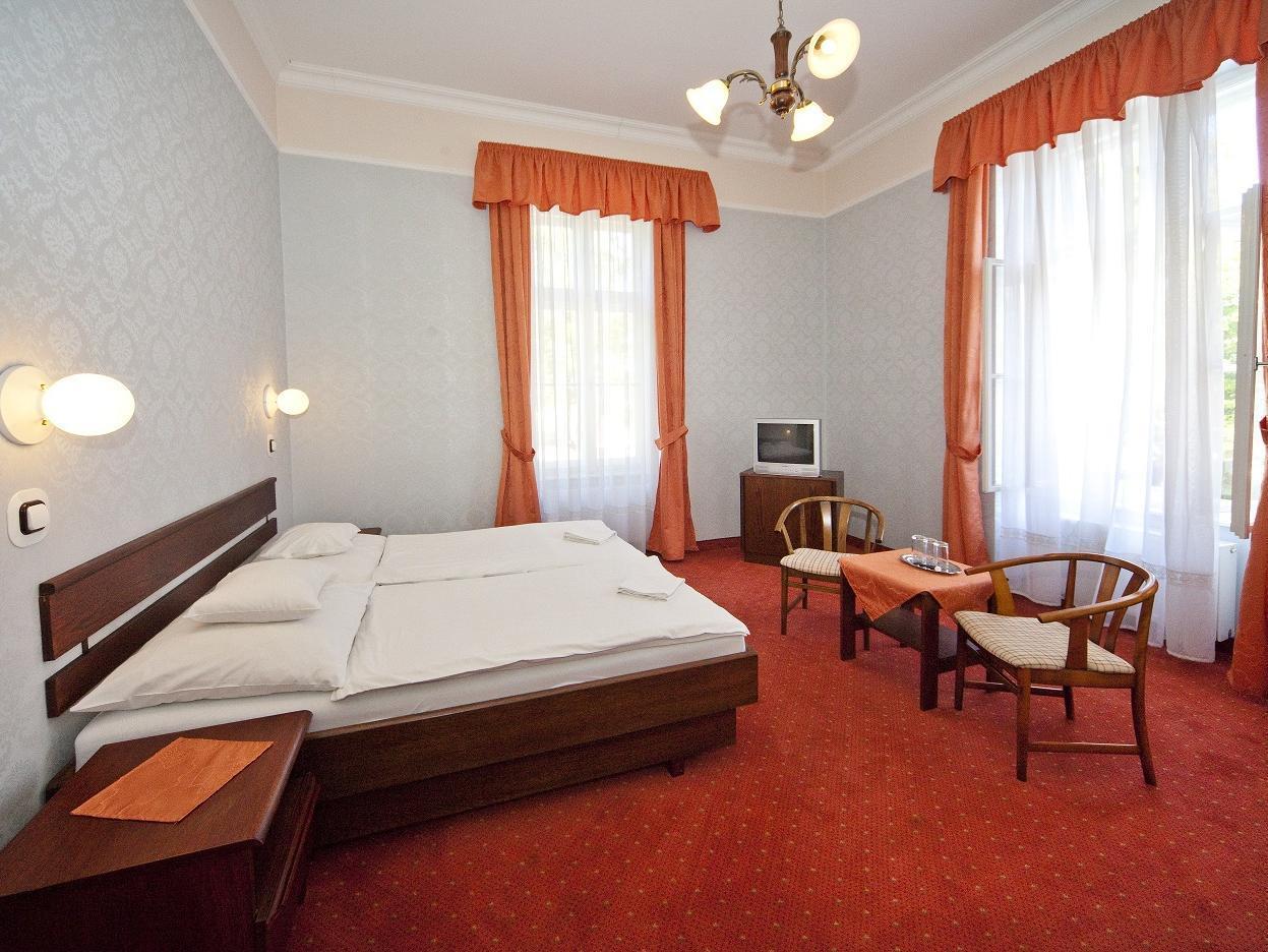 แอสโทเรีย โฮเต็ล แอนด์ เรสเทอรองท์ Hotel บาลาตอนฟือเรด ภายนอก รูปภาพ