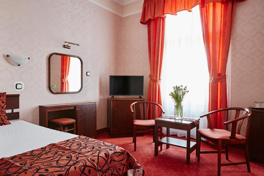 แอสโทเรีย โฮเต็ล แอนด์ เรสเทอรองท์ Hotel บาลาตอนฟือเรด ภายนอก รูปภาพ