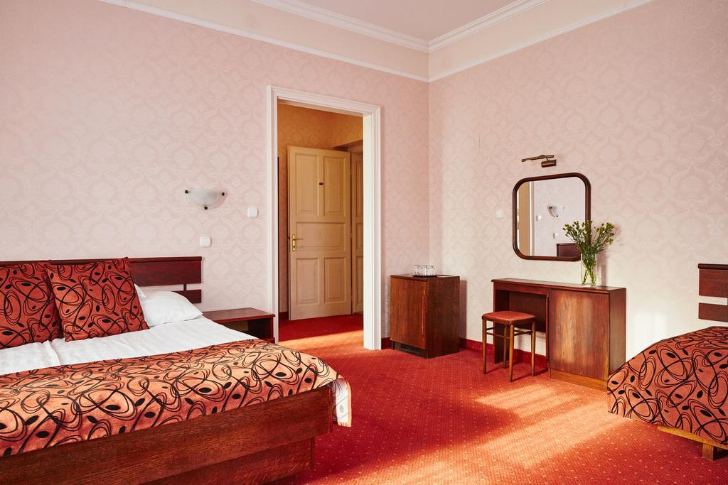 แอสโทเรีย โฮเต็ล แอนด์ เรสเทอรองท์ Hotel บาลาตอนฟือเรด ภายนอก รูปภาพ