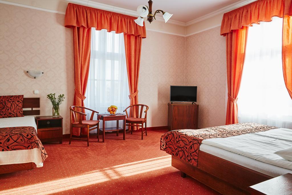 แอสโทเรีย โฮเต็ล แอนด์ เรสเทอรองท์ Hotel บาลาตอนฟือเรด ภายนอก รูปภาพ