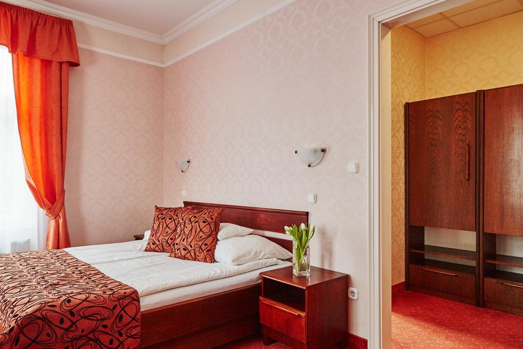 แอสโทเรีย โฮเต็ล แอนด์ เรสเทอรองท์ Hotel บาลาตอนฟือเรด ภายนอก รูปภาพ