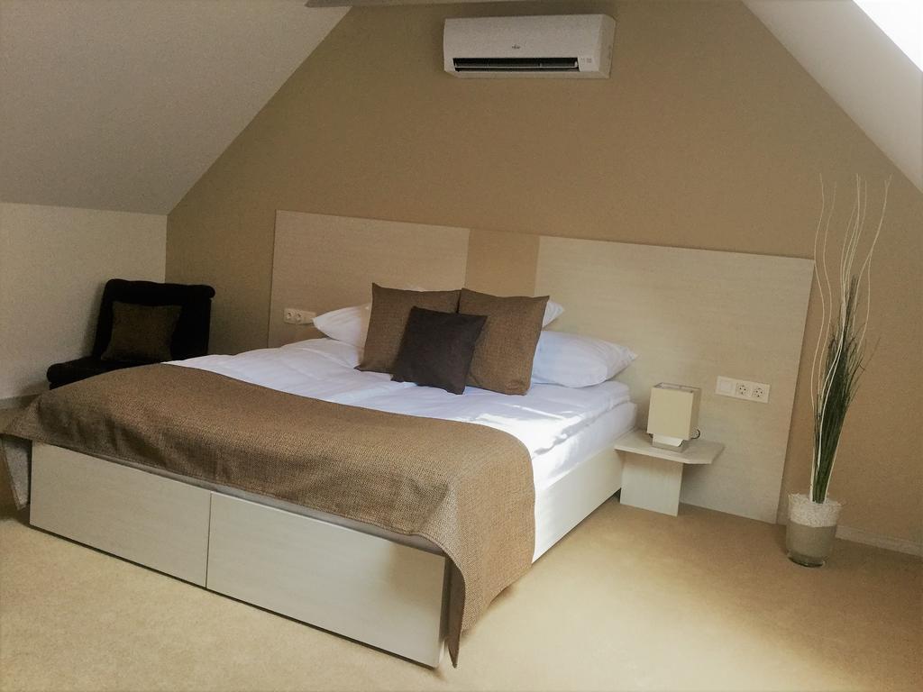 แอสโทเรีย โฮเต็ล แอนด์ เรสเทอรองท์ Hotel บาลาตอนฟือเรด ภายนอก รูปภาพ