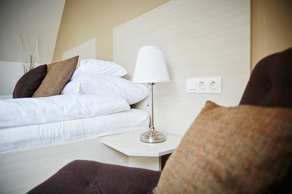แอสโทเรีย โฮเต็ล แอนด์ เรสเทอรองท์ Hotel บาลาตอนฟือเรด ภายนอก รูปภาพ