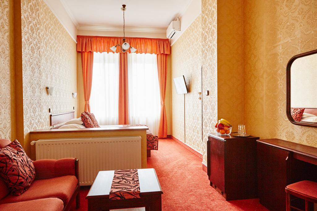 แอสโทเรีย โฮเต็ล แอนด์ เรสเทอรองท์ Hotel บาลาตอนฟือเรด ภายนอก รูปภาพ