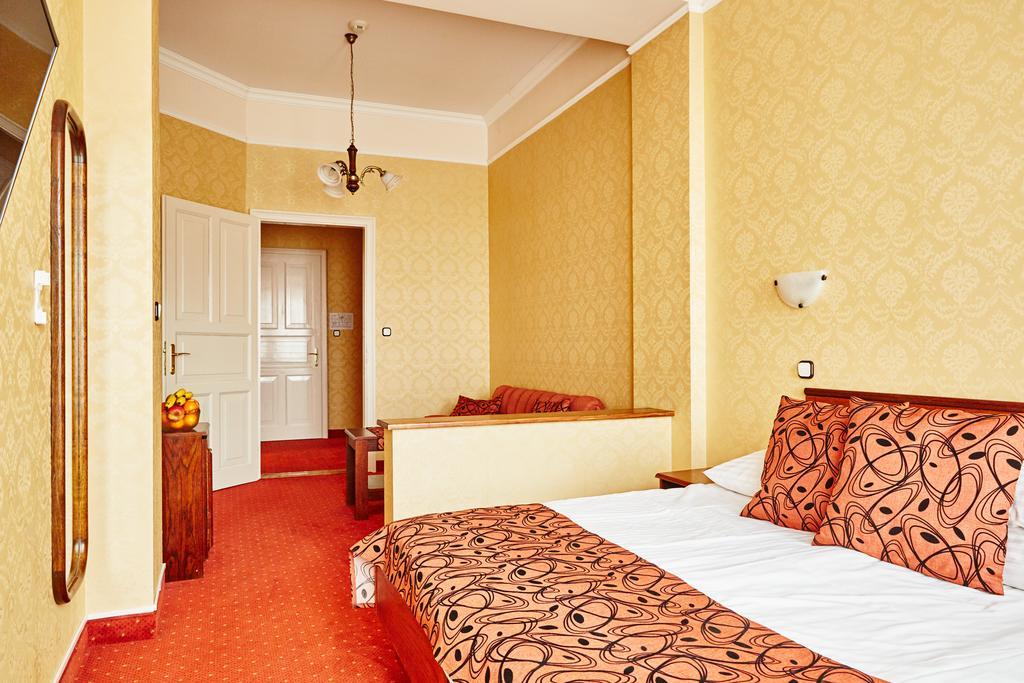 แอสโทเรีย โฮเต็ล แอนด์ เรสเทอรองท์ Hotel บาลาตอนฟือเรด ภายนอก รูปภาพ