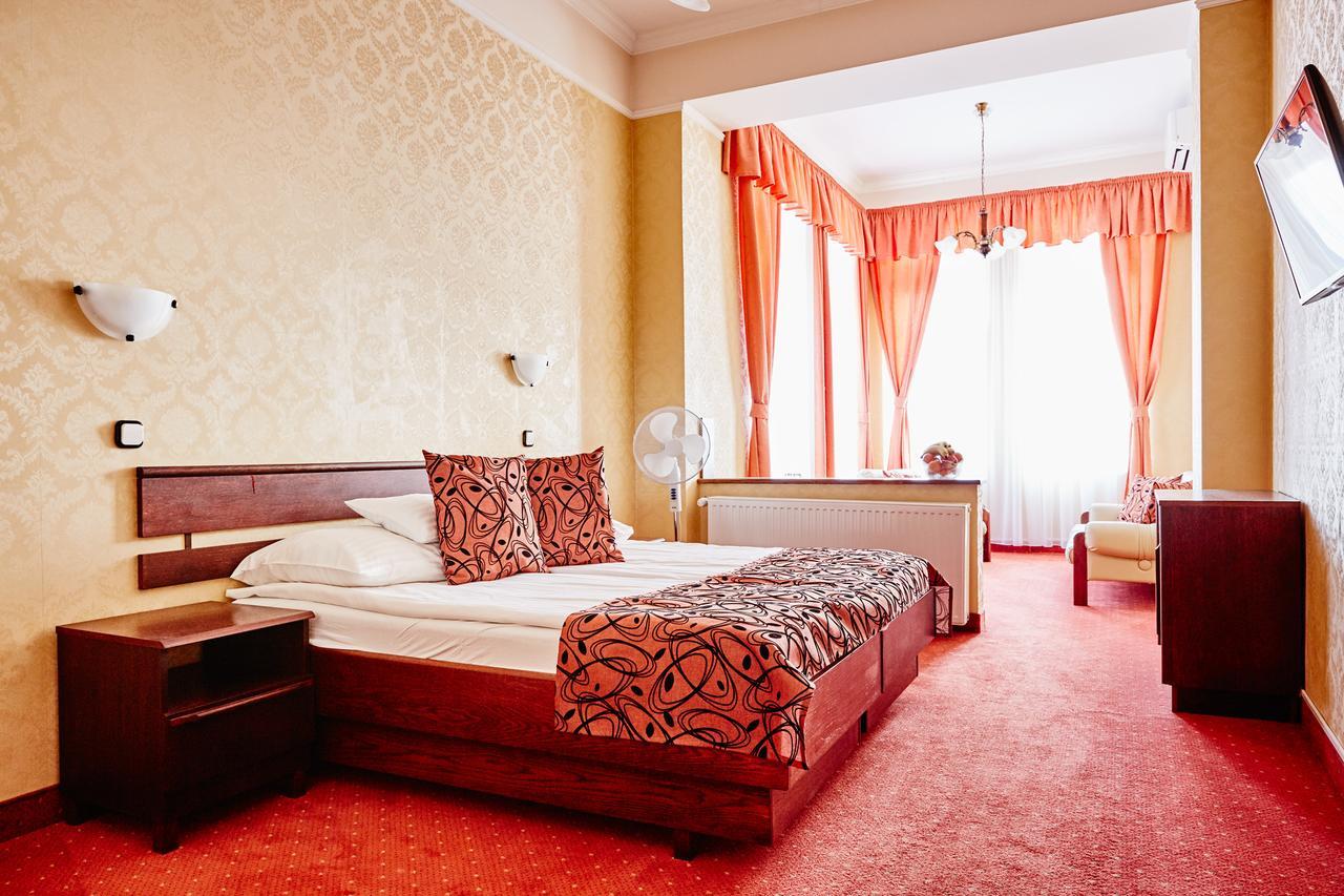 แอสโทเรีย โฮเต็ล แอนด์ เรสเทอรองท์ Hotel บาลาตอนฟือเรด ภายนอก รูปภาพ